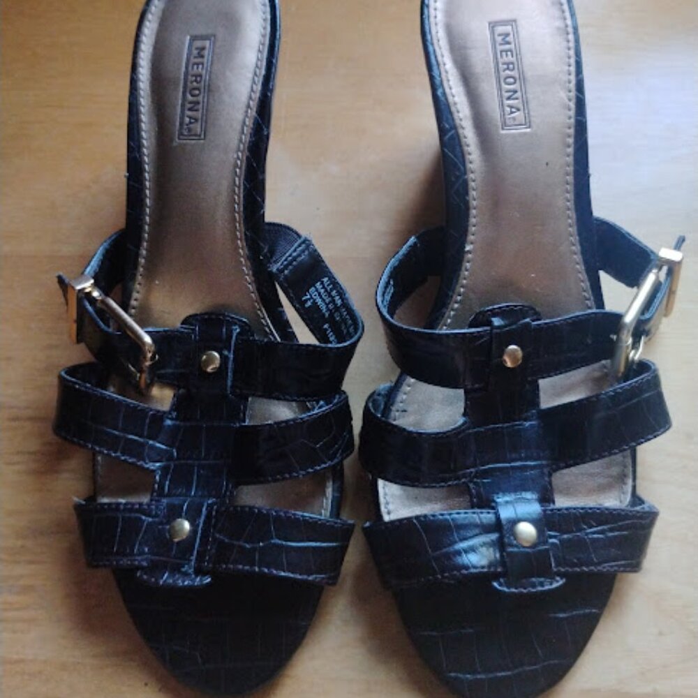 Merona Black Croc-Embossed Strappy Wedges with Gold Stud Detail in Size 7.5